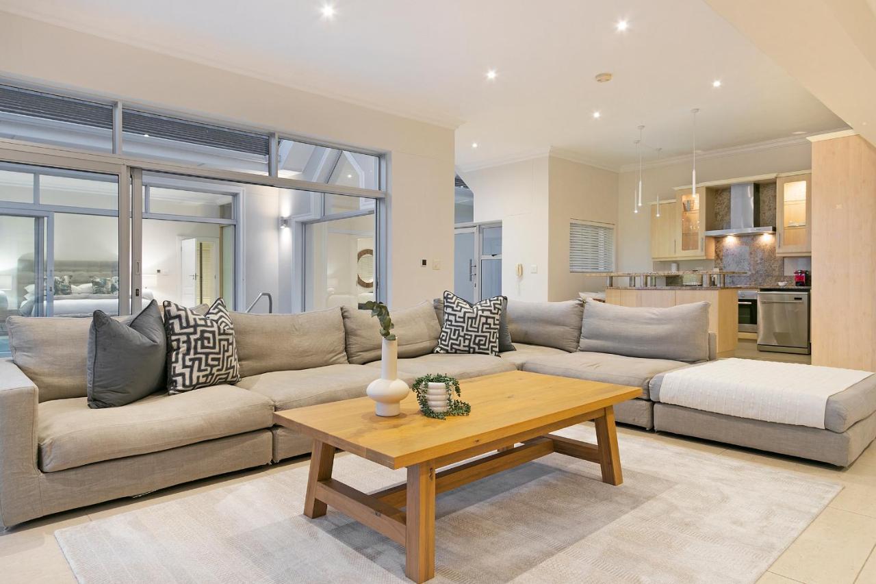 Luxury Serviced Mountain Villa In Constantia 케이프타운 외부 사진